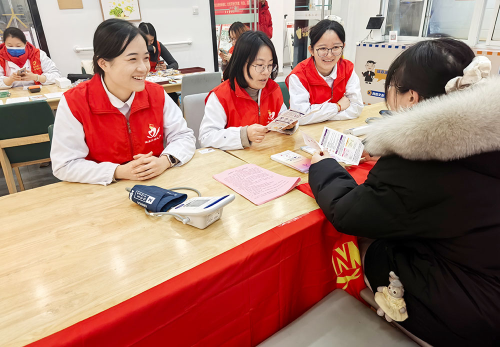 学雷锋、践初心，健康惠民在行动